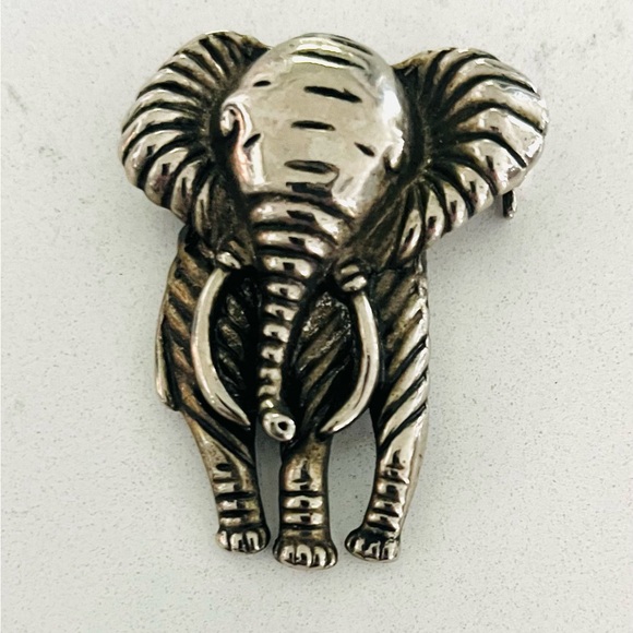 Vintage Silver Plated 3-D Elephant with Tusks Brooch Pin 1.5" x 1.75" EUC - Picture 5 of 8